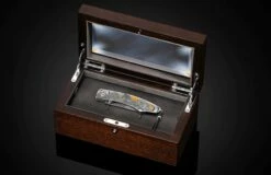 Wild & Free II Hand-engraved Pocketknife With Hand-forged Damascus Blade 11 Wild & Free II Hand-engraved Pocketknife With Hand-forged Damascus Blade -KNIFECOMMAND Sales 1 b12 wild free ii box