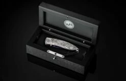 America Hand-engraved Pocketknife With Hand-forged 'flag' Damascus Blade -KNIFECOMMAND Sales b05 america bx