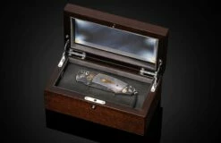 Meteoric Hand-engraved Pocketknife With Meteorite  And Gold Inlays, And Meteorite Damascus Blade -KNIFECOMMAND Sales b12 meteoric 7